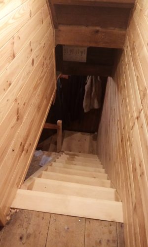 Escalier en pin un quart tournant avec palier intermédiaire